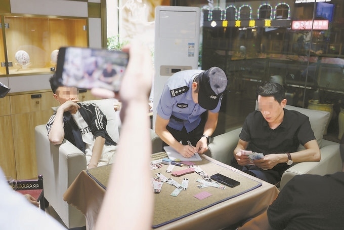 9月7日，云南省昆明市公安機關(guān)對棋牌室開展檢查。