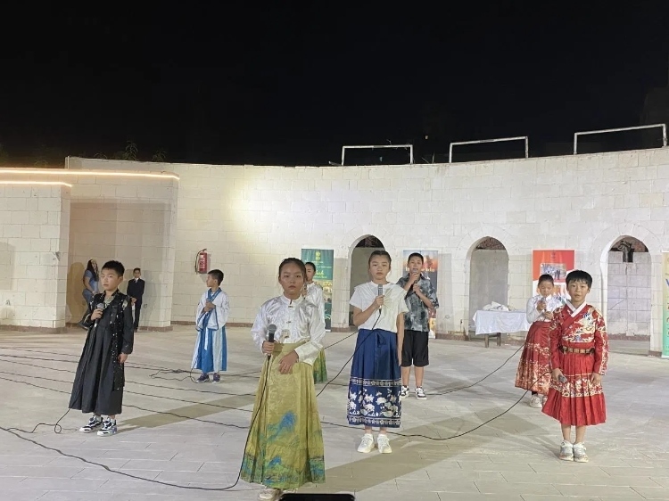 東方藝術(shù)文化館小朋友的詩朗誦表演。開羅中國文化中心供圖