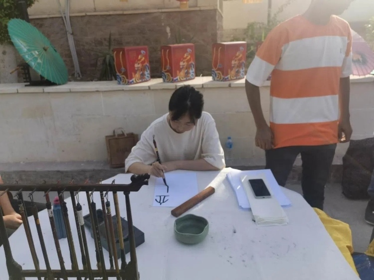 開羅文化中心漢語教師表演中國書法。開羅中國文化中心供圖