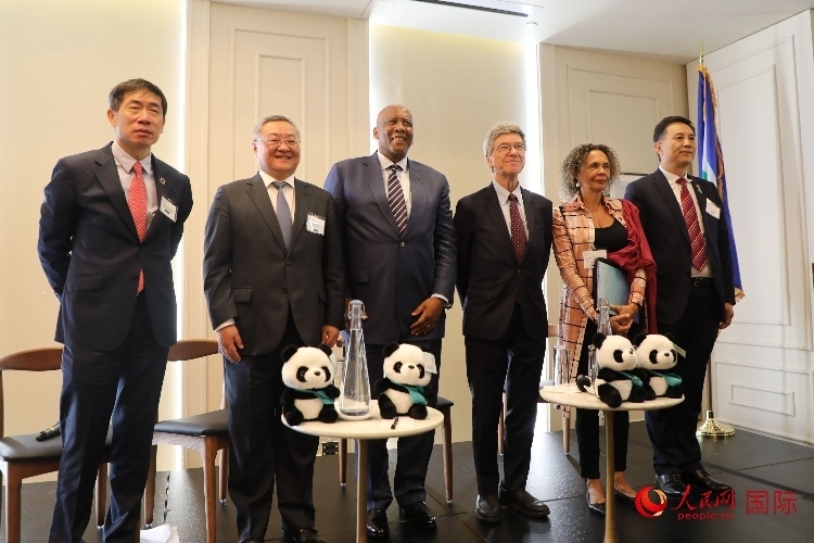 萊索托國王萊齊耶三世、中國常駐聯(lián)合國代表傅聰?shù)燃钨e出席活動。人民網(wǎng)記者 李志偉攝