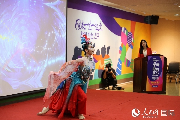 中國(guó)演員在中國(guó)文化周開(kāi)幕式上表演舞蹈。人民網(wǎng)記者 莽九晨攝