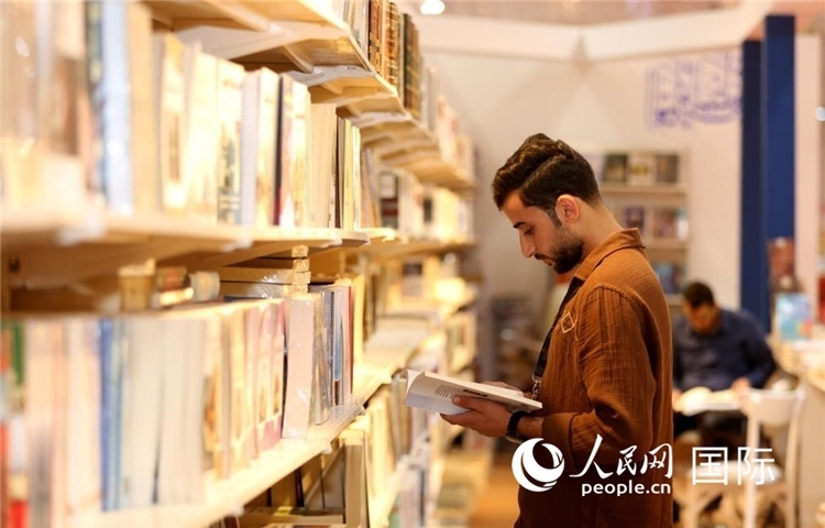 一位民眾在讀書。人民網(wǎng)中東中心分社奧馬爾·哈利勒攝