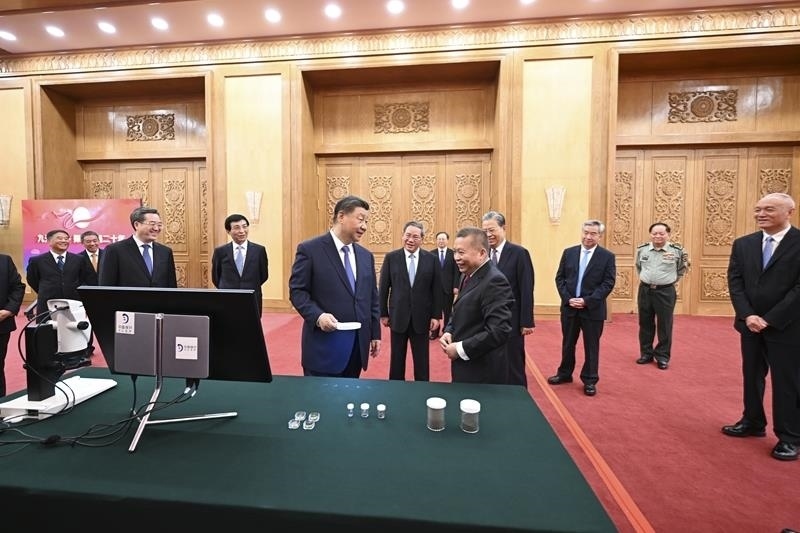 △2024年9月23日，習(xí)近平總書記等參觀月球樣品和探月工程成果展覽。