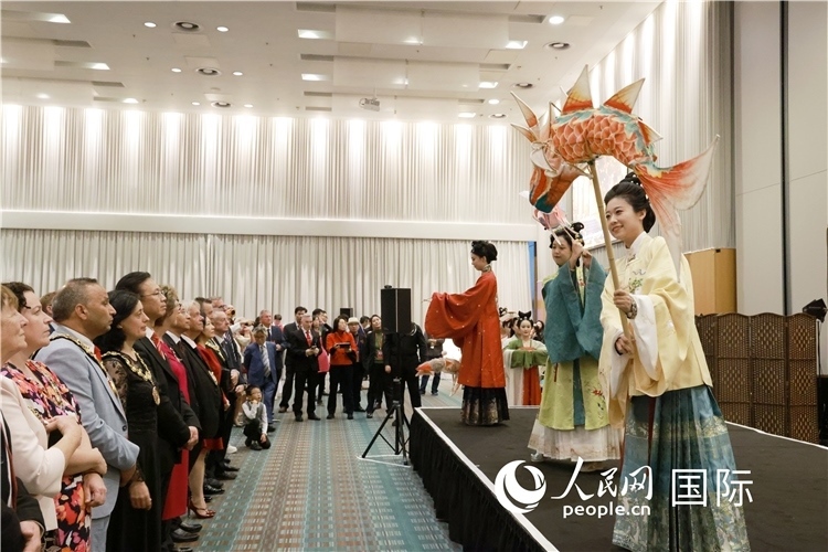 2、留學(xué)生表演了漢服展示《絲路霓裳》。邢雪攝