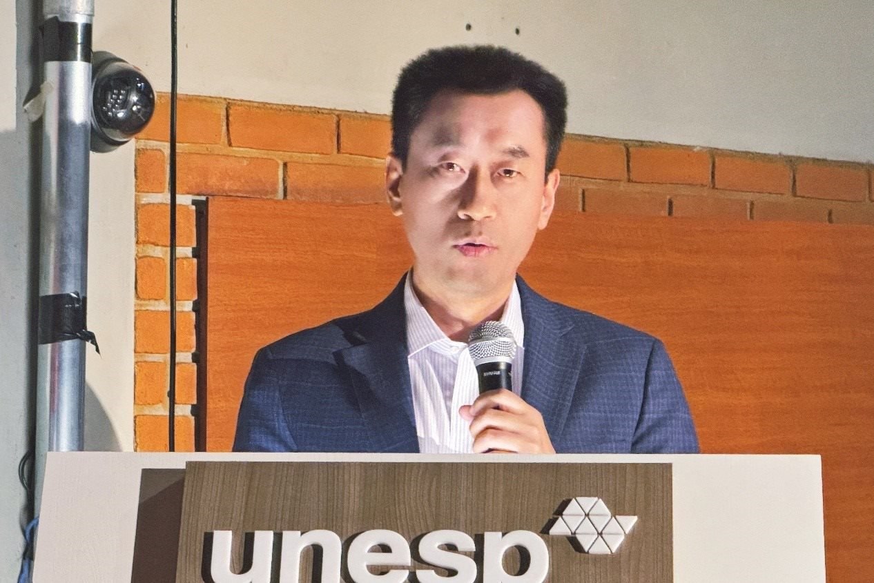 中國駐圣保羅總領(lǐng)事館副總領(lǐng)事田玉震在活動(dòng)中致辭。圣保羅州立大學(xué)孔子學(xué)院供圖