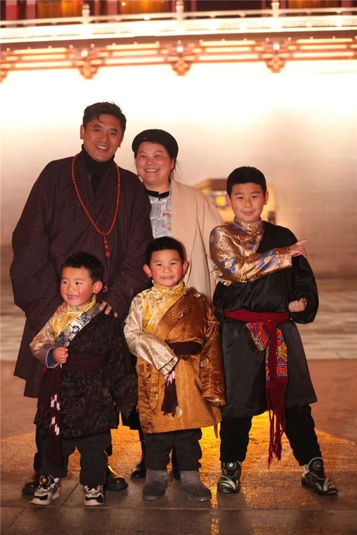 康定的節(jié)日氛圍多元和諧。圖為2024年元宵夜，洛讓銀登一家五口在旅行中拍攝的合影。資料圖片