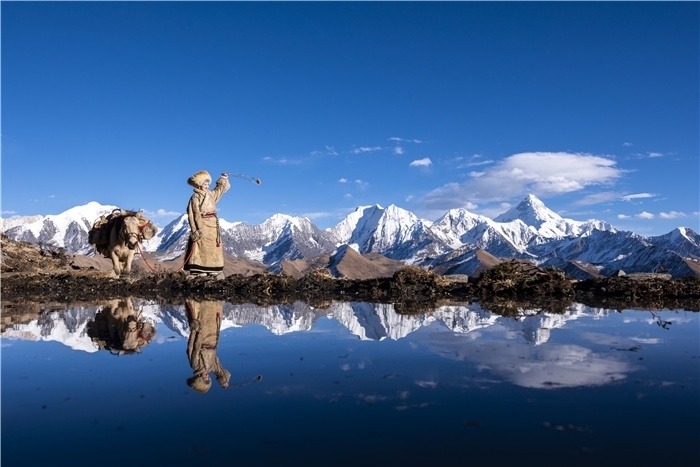 貢嘎山下的放牧人。林革文攝