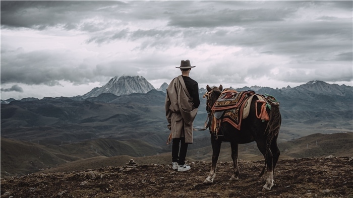 在康定八郎生都星空營(yíng)地，村里的青年丹真德勒牽馬注視世代生活的家園。八郎村提供