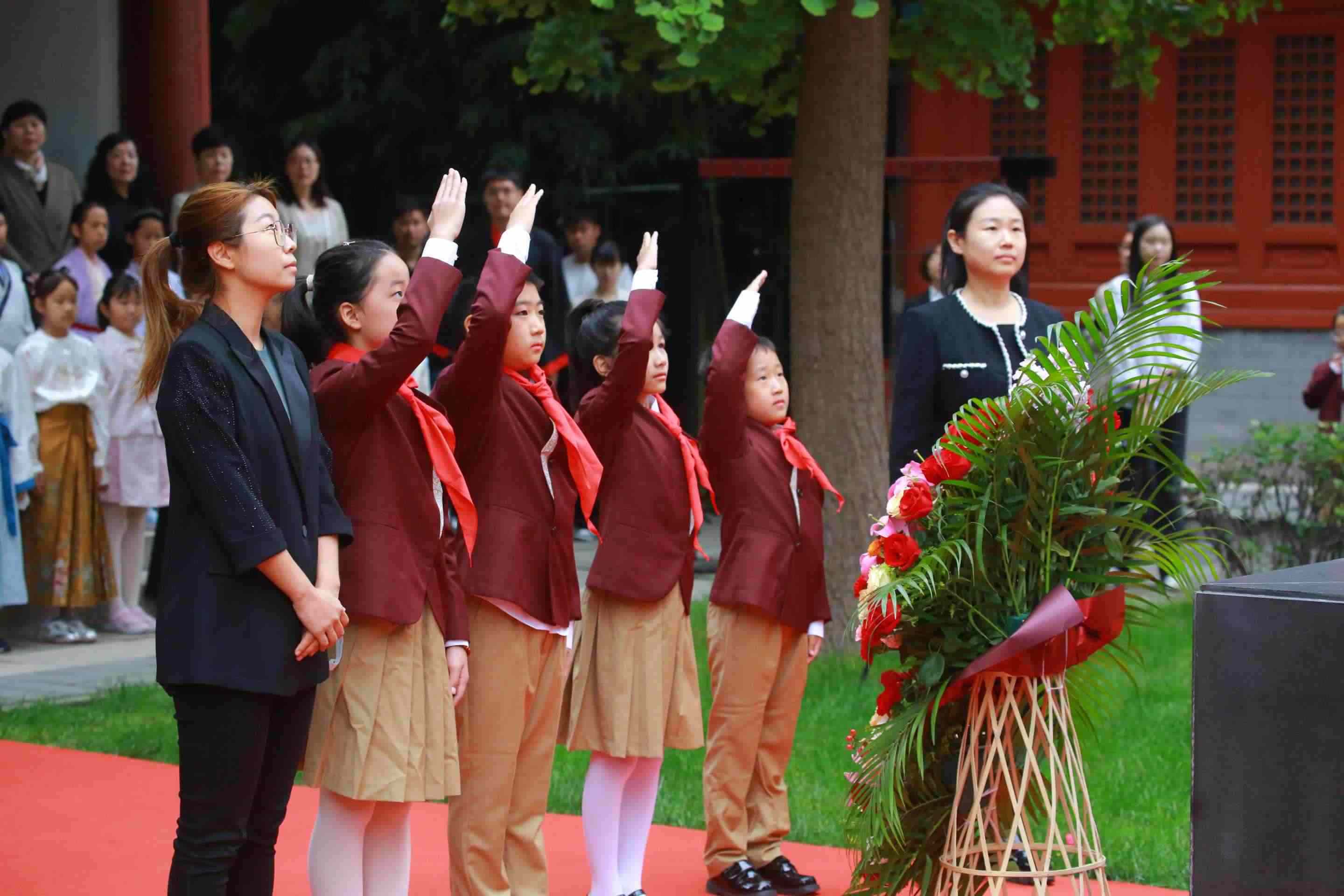 少先隊(duì)員敬獻(xiàn)花籃。校方供圖