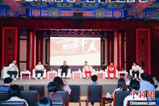 吳愉、王德新、沈?qū)W軍、江海東、朱曉蕾與在座同學(xué)們分享個(gè)人的體育故事與成長(zhǎng)感悟。上海市港澳辦供圖