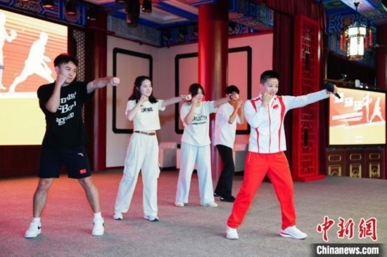 巴黎奧運(yùn)會(huì)拳擊冠軍吳愉現(xiàn)場(chǎng)教學(xué)。上海市港澳辦供圖