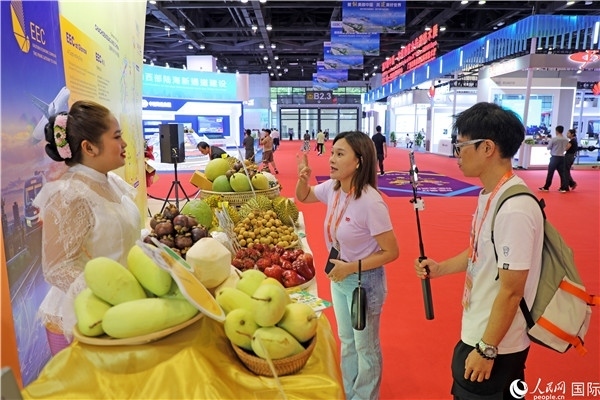 在東博會泰國展區(qū)，參觀者在向泰方工作人員了解泰國水果情況。人民網(wǎng)記者趙益普攝