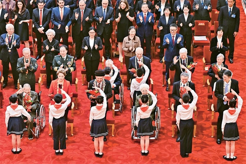 2024年9月29日，中華人民共和國國家勛章和國家榮譽稱號頒授儀式在北京人民大會堂隆重舉行。圖為少先隊員向國家勛章和國家榮譽稱號獲得者敬禮致意。 新華社記者 岳月偉/攝