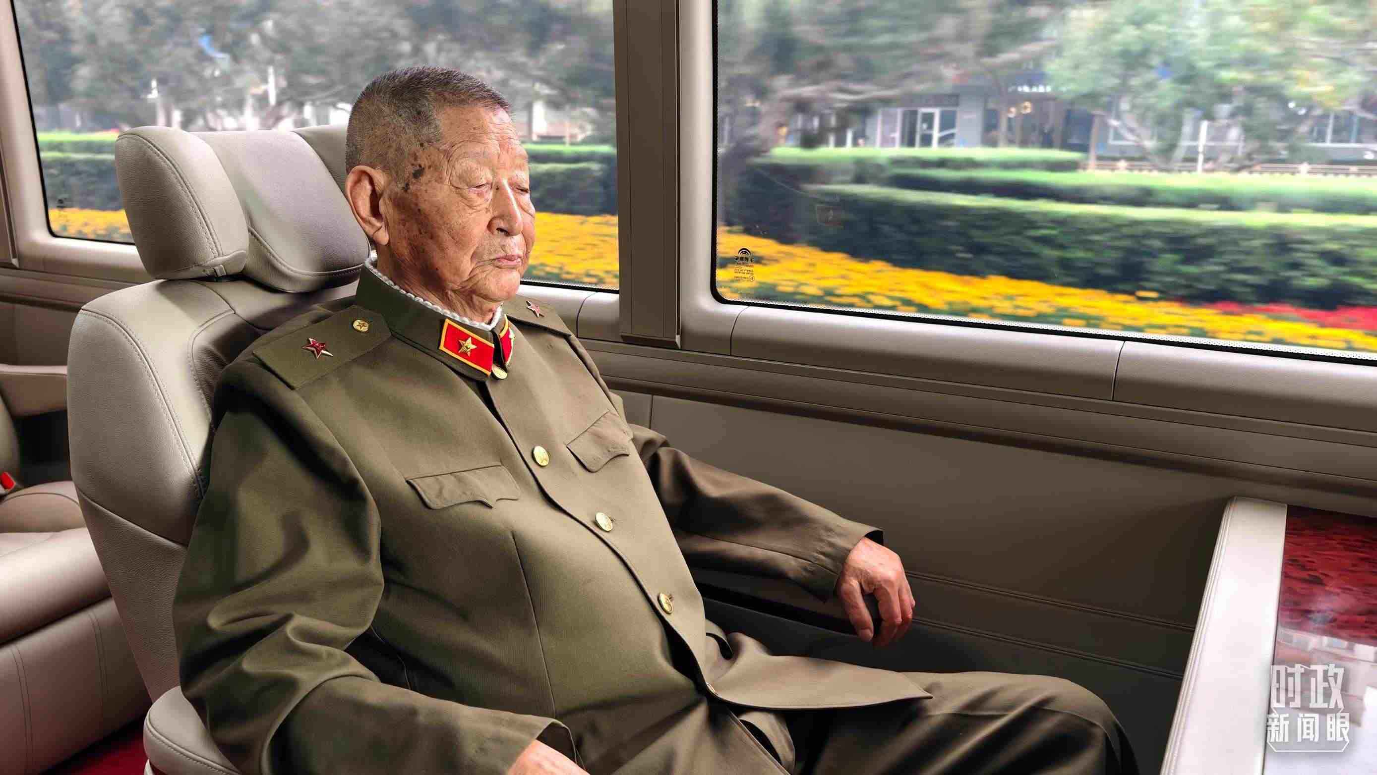 “共和國勛章”獲得者黃宗德乘坐禮賓車前往人民大會堂。（總臺央視記者胡瑋拍攝）