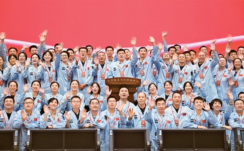 嫦娥六號完成了人類歷史上首次月球背面采樣，突破了多項關(guān)鍵技術(shù)，是我國建設(shè)航天強國、科技強國取得的又一標(biāo)志性成果，是我國探月工程的重要里程碑。圖為2024年6月25日，嫦娥六號任務(wù)圓滿成功后，工作人員在北京航天飛行控制中心合影。 新華社記者 金良快/攝