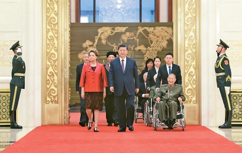 2024年9月29日，中華人民共和國國家勛章和國家榮譽(yù)稱號頒授儀式在北京人民大會堂金色大廳隆重舉行。中共中央總書記、國家主席、中央軍委主席習(xí)近平同國家勛章和國家榮譽(yù)稱號獲得者一同步入會場。 新華社記者 王曄/攝