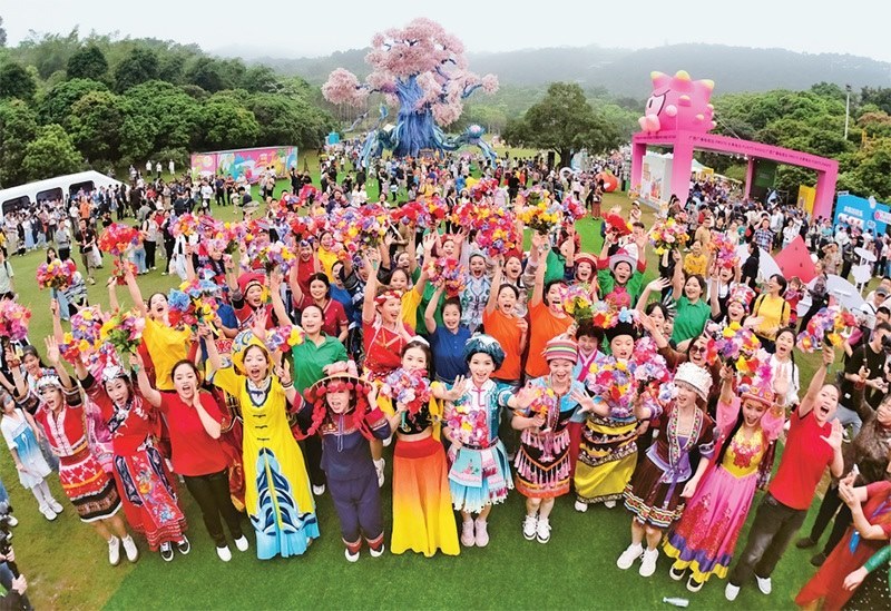 自2014年起，廣西持續(xù)舉辦“廣西三月三·八桂嘉年華”活動，各地民族民俗活動次第登臺，精彩紛呈，這個傳統(tǒng)民族節(jié)慶已演變?yōu)楦髯迦嗣窆蚕砉矘返墓?jié)日盛會和知名文化旅游品牌。圖為2024年4月11日在南寧市拍攝的活動主會場。 新華社記者 周華/攝