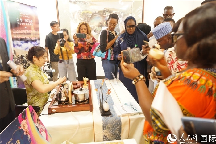 觀眾品嘗金華舉巖茶。人民網(wǎng)記者 姜宣攝