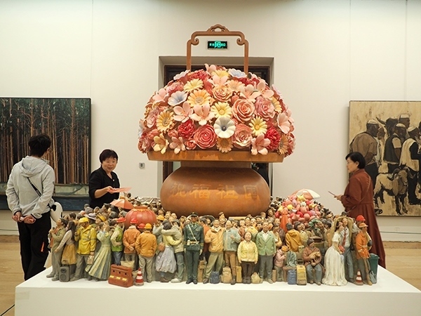 2024年9月28日，觀眾在中國美術(shù)館參觀“慶祝中華人民共和國成立75周年——第十四屆全國美術(shù)作品展覽進京作品展”。杜建坡攝。來源：人民圖片網(wǎng)