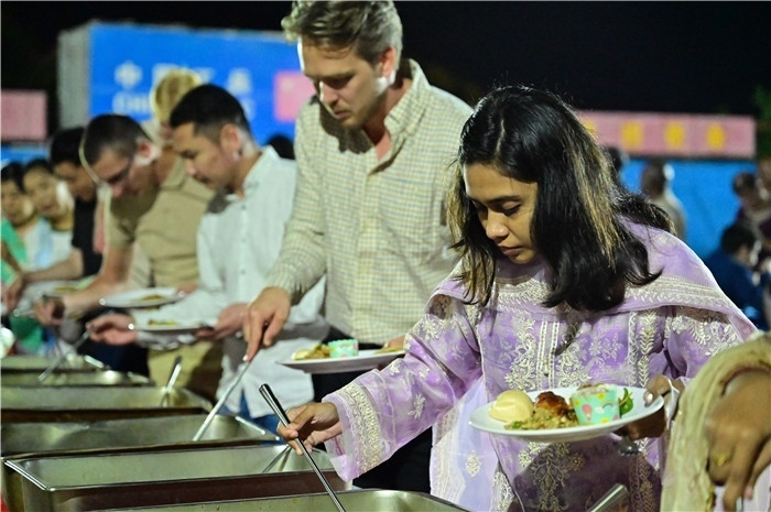 外國友人品嘗中國美食。馬騫攝