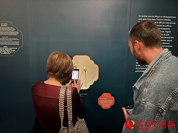  法國觀眾在展區(qū)拍照留念。人民網(wǎng)記者 于超凡攝