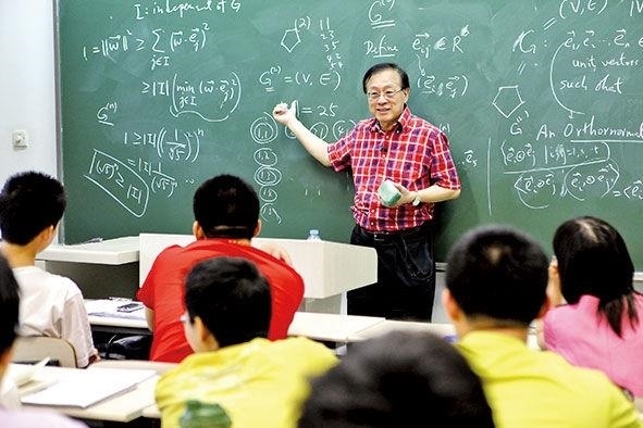 姚期智為清華大學(xué)學(xué)生授課。