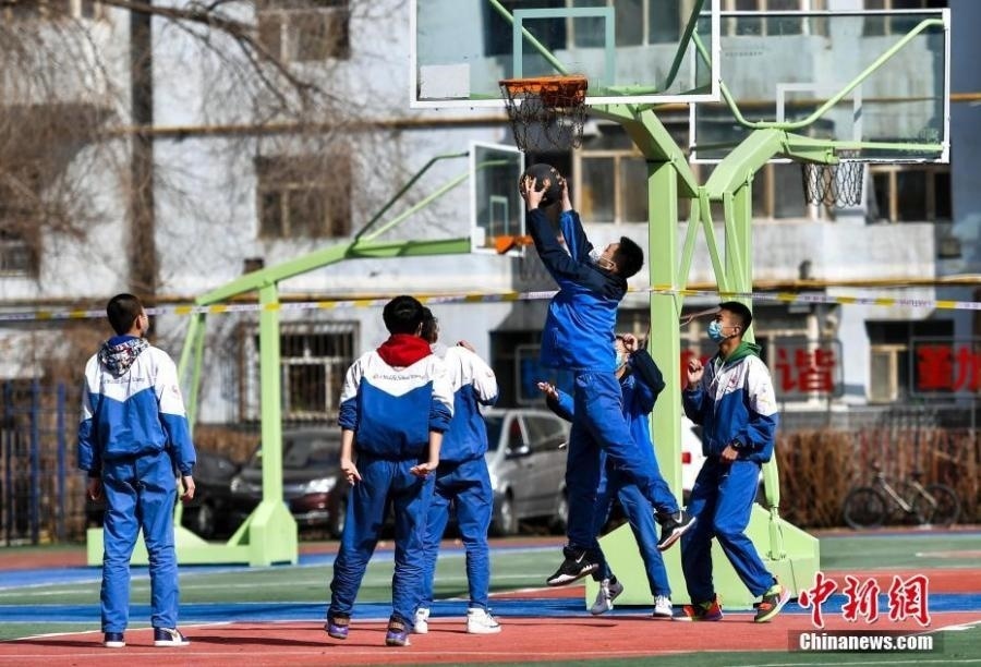 資料圖：初中生在課間休息時(shí)打籃球。中新社記者 劉新 攝