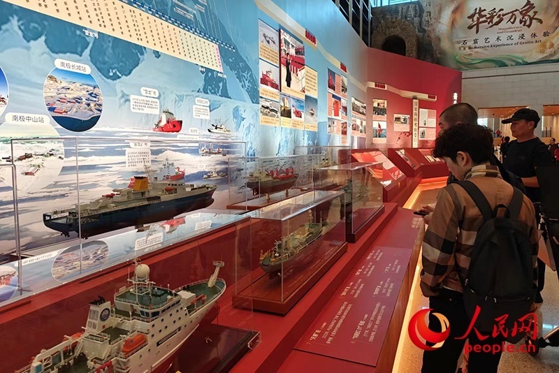 觀眾正在參觀中國極地考察40周年成就展。人民網(wǎng)記者 韋衍行攝