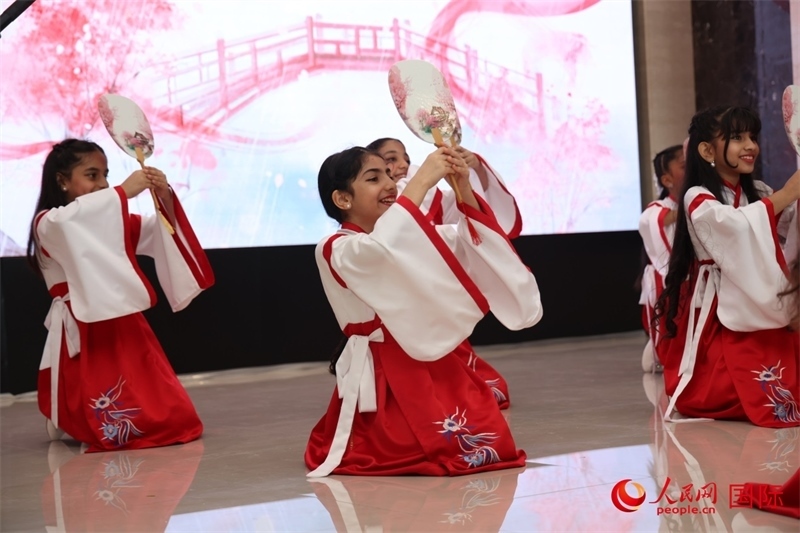 富查伊拉當(dāng)?shù)貙W(xué)校學(xué)生表演節(jié)目。人民網(wǎng)記者任皓宇攝