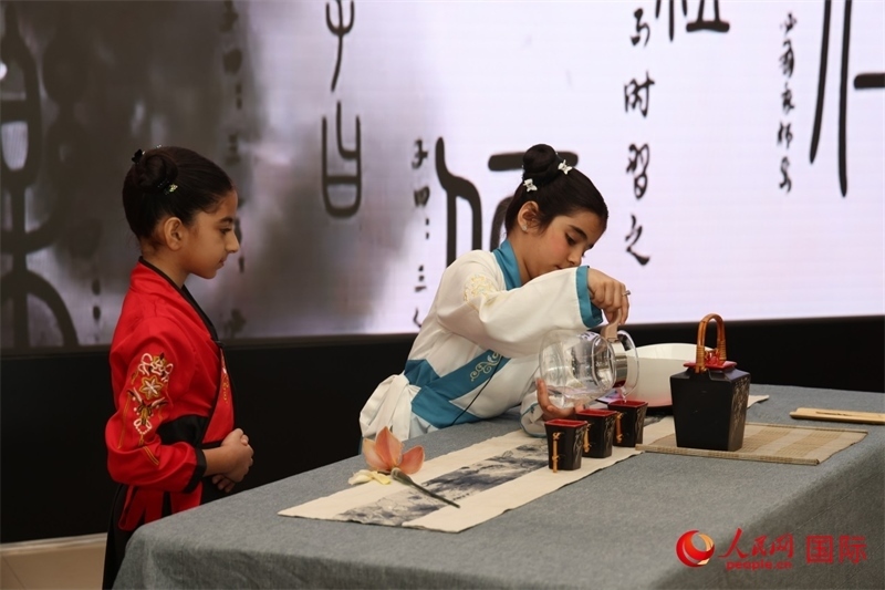 富查伊拉當(dāng)?shù)貙W(xué)校學(xué)生表演茶藝。人民網(wǎng)記者任皓宇攝