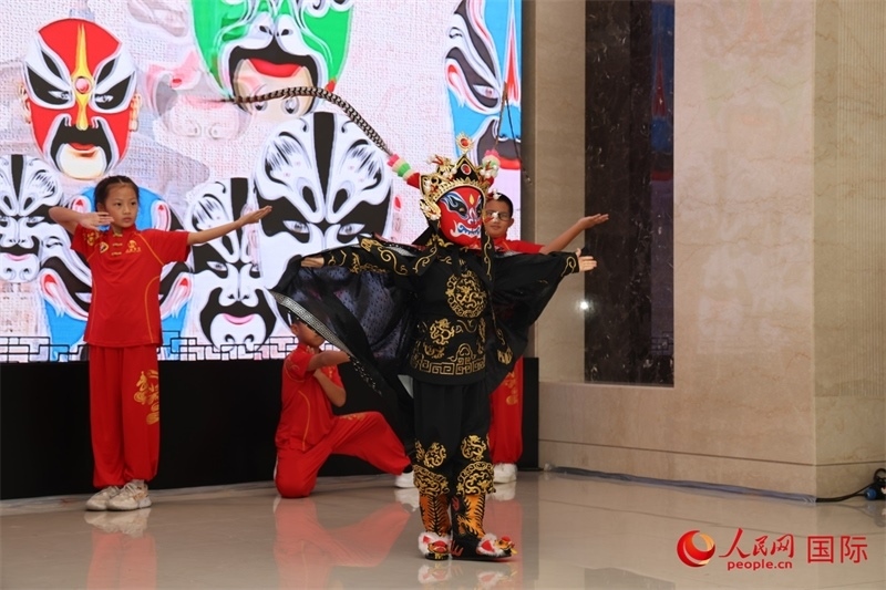 迪拜中國(guó)學(xué)校學(xué)生表演變臉。人民網(wǎng)記者任皓宇攝