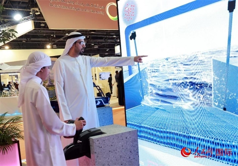 一名兒童在模擬操作船舶，撿拾海洋垃圾。人民網(wǎng)記者管克江攝