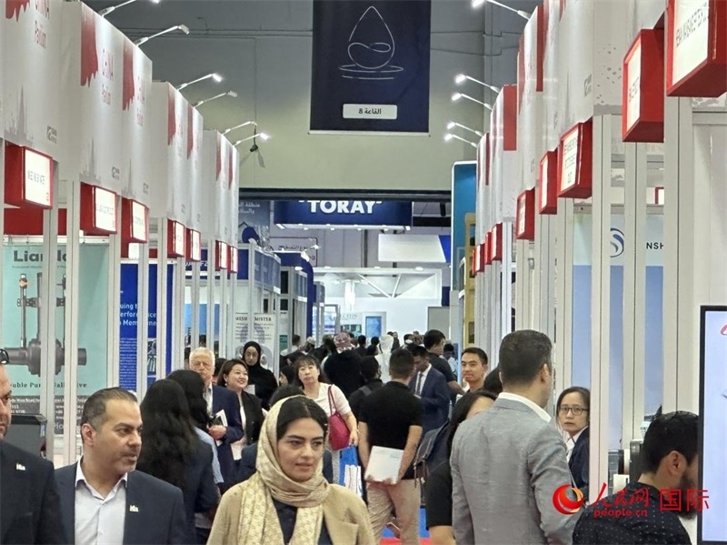 中國(guó)館前人頭攢動(dòng)。人民網(wǎng)記者管克江攝