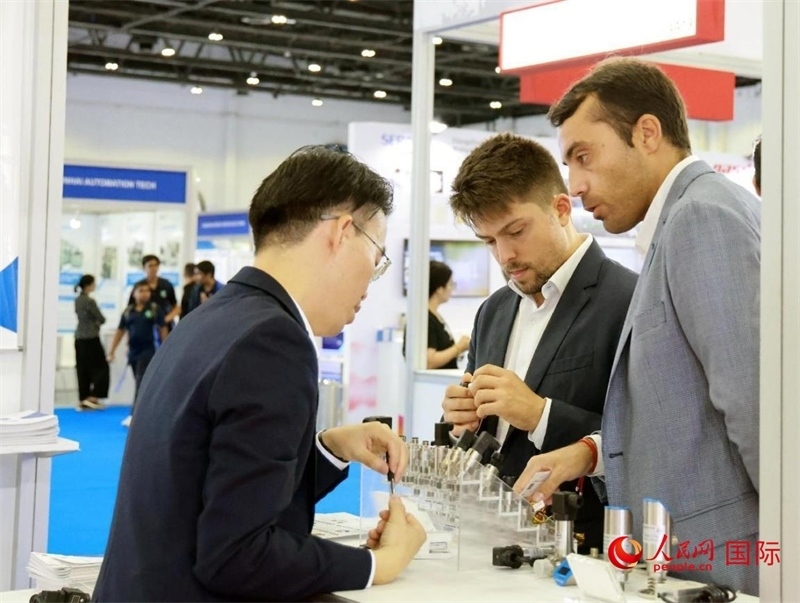 中外展商交流。人民網(wǎng)記者管克江攝