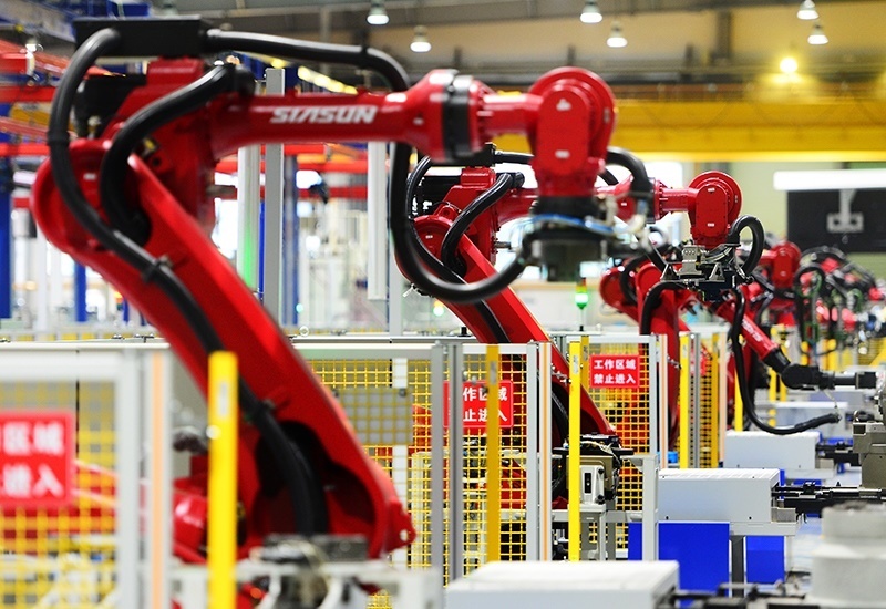 2019年11月22日，沈陽，一家數(shù)字化智能工廠內(nèi)，名為SR210的機器人正在自主地抓取各種零部件，快速組裝稍小的工業(yè)機器人。