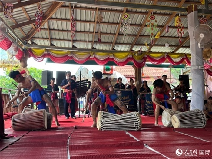 泰國(guó)藝術(shù)團(tuán)體給游客表演當(dāng)?shù)貍鹘y(tǒng)舞蹈。人民網(wǎng)記者 簡(jiǎn)承淵攝