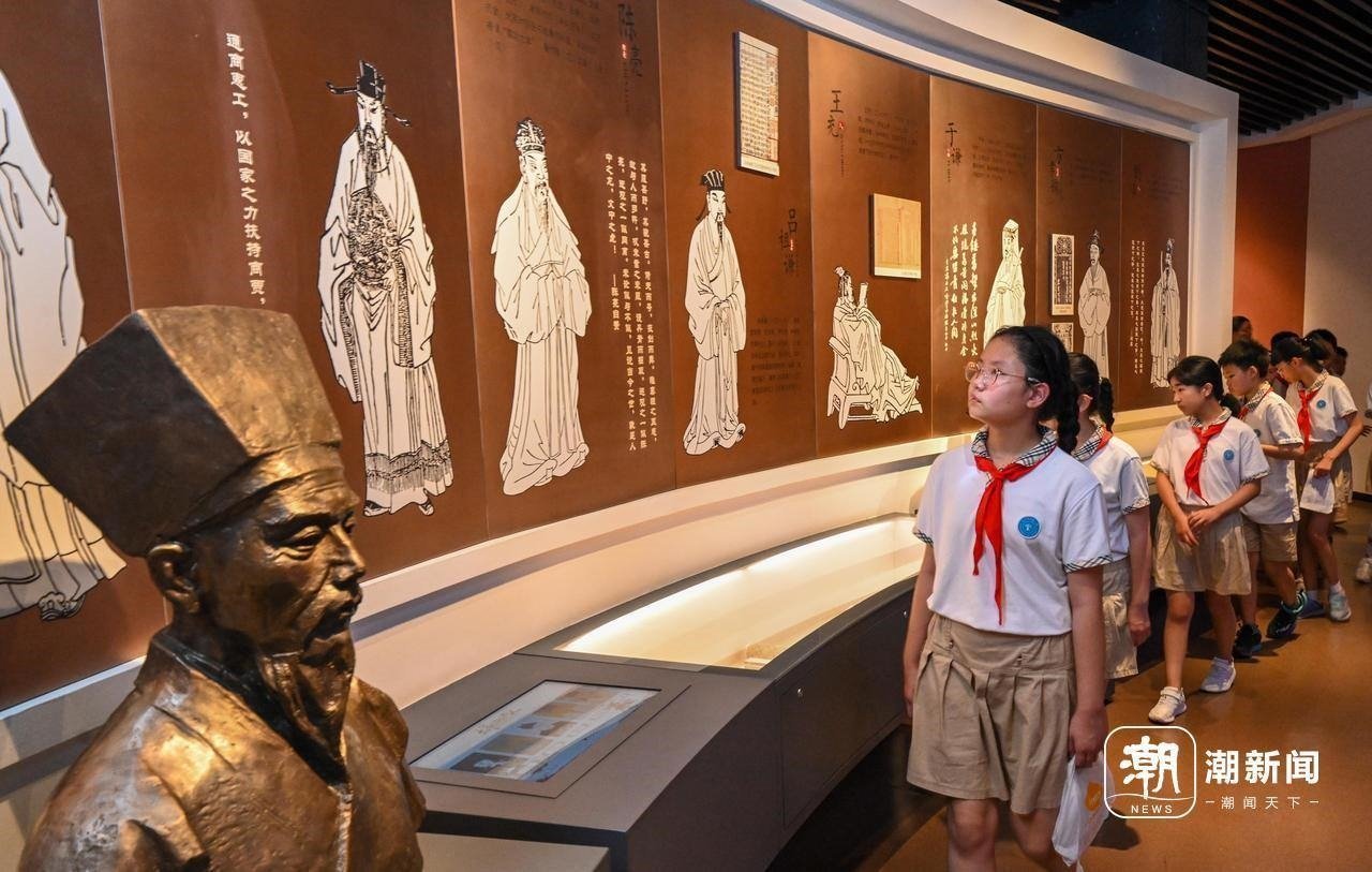 來自杭州市政苑小學(xué)的學(xué)生走進(jìn)浙江省檔案館“大寫浙江人”展廳，近距離“觸摸”歷史、走進(jìn)榜樣、聆聽故事，激發(fā)愛黨愛國愛家熱情。記者 董旭明 攝