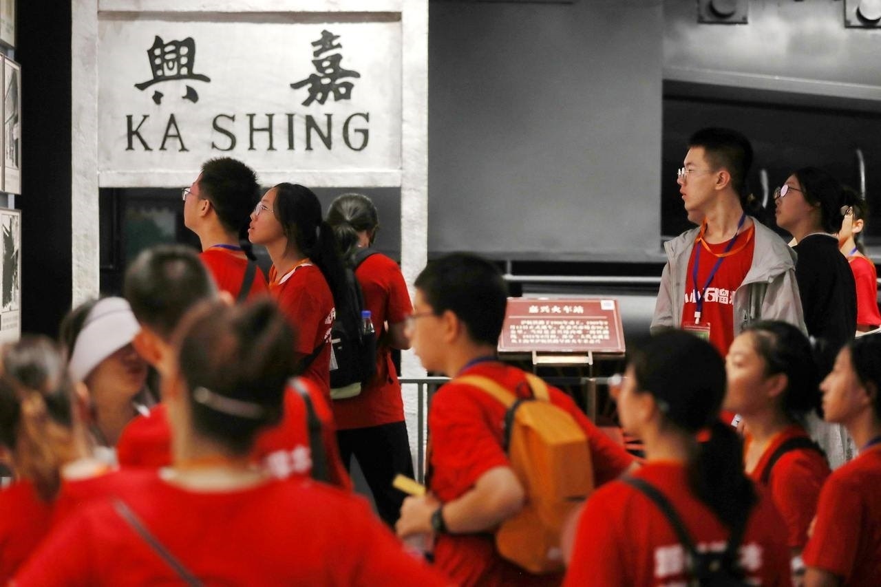 青少年參觀嘉興市南湖革命紀(jì)念館。拍友 金鵬 攝