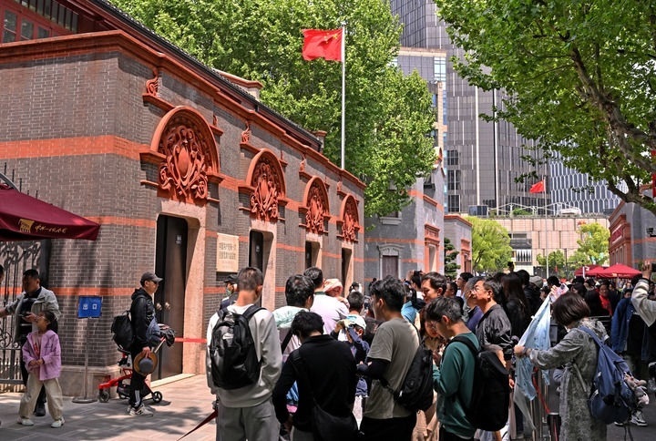 2024年5月3日，游客在位于上海的中共一大會(huì)址前參觀。新華社記者 劉穎 攝