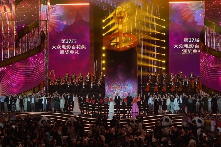 2024年8月4日，在四川成都，第37屆大眾電影百花獎(jiǎng)獲獎(jiǎng)?wù)吆痛蟊娫u(píng)審在舞臺(tái)上合影。新華社記者 唐文豪 攝