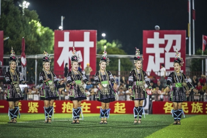 2024年9月28日，榕江縣侗族大歌隊(duì)的演員們?cè)凇按宄弊闱驁?chǎng)上表演。當(dāng)日，“發(fā)現(xiàn)中國(guó)之美·相約貴州村超”國(guó)際友誼賽在貴州省黔東南苗族侗族自治州榕江縣的“村超”足球場(chǎng)舉行。新華社記者 陶亮 攝