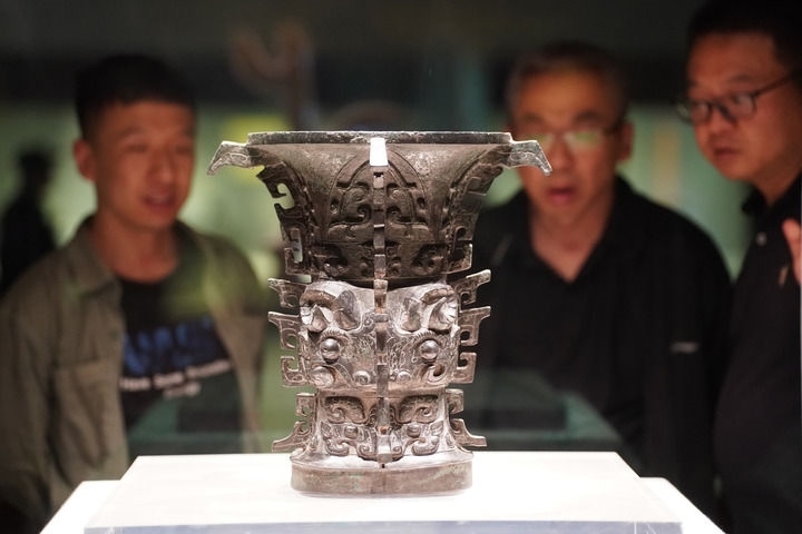 2024年5月9日，游客在陜西寶雞青銅器博物院內(nèi)參觀西周文物何尊。新華社記者 邵瑞 攝