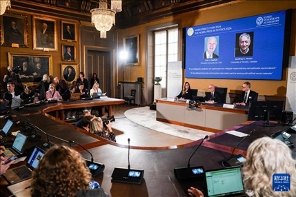 10月8日，在瑞典斯德哥爾摩舉行的2024年諾貝爾物理學(xué)獎(jiǎng)公布現(xiàn)場(chǎng)，屏幕顯示獎(jiǎng)項(xiàng)得主美國(guó)普林斯頓大學(xué)的約翰·霍普菲爾德和加拿大多倫多大學(xué)的杰弗里·欣頓。新華社記者 彭子洋 攝