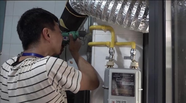 北京市石景山區(qū)工作人員上門安裝燃?xì)夤艿?。圖片來源：北京市石景山區(qū)委組織部