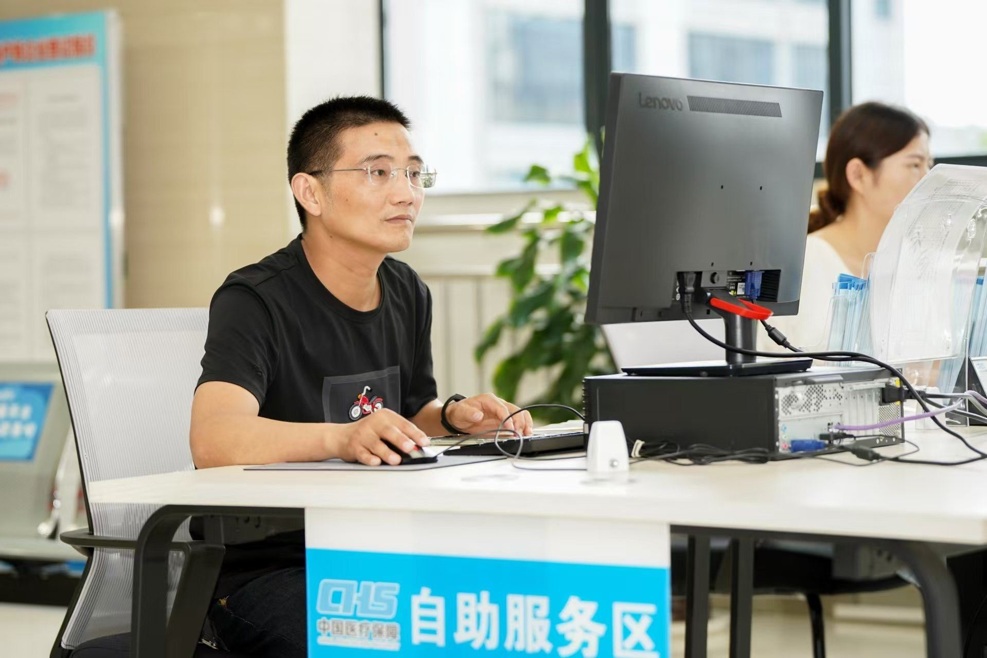 安徽省池州市市民在政務(wù)服務(wù)大廳自助辦理業(yè)務(wù)。圖片來源：人民網(wǎng)安徽頻道