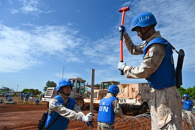 圖3-進行臨時宿營地構(gòu)筑（孫千攝）
