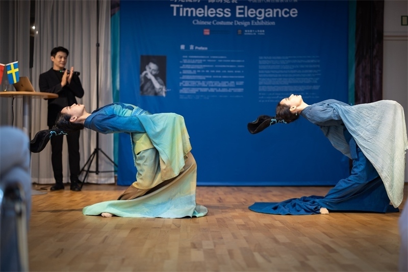 當(dāng)?shù)厝A人舞社成員表演《只此青綠》。斯德哥爾摩中國(guó)文化中心供圖