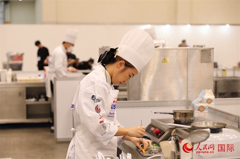 當(dāng)?shù)貢r(shí)間10月5日，廚師在第21屆釜山國(guó)際美食博覽會(huì)上展示廚藝。人民網(wǎng)記者 莽九晨攝