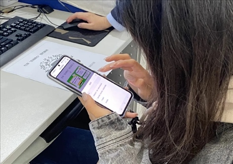 趙女士用手機掃碼預約幫辦服務。圖片來源：微信公眾號“上海市普陀區(qū)政務服務中心”