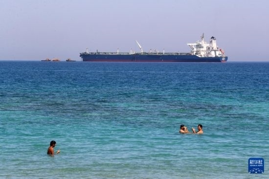 這是10月8日在埃及蘇伊士灣拍攝的行駛中的船只。新華社記者 隋先凱 攝